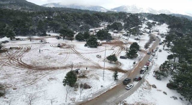 İzmirliler Manisa’nın Spil Dağına akın etti