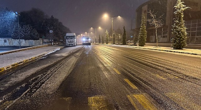 Kar yağışı ile birlikte belediye ekipleri teyakkuza geçti