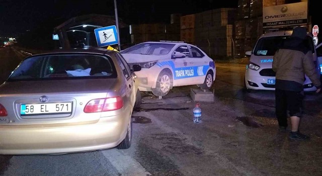 Otomobil yol kenarındaki polis oto maketine çarptı