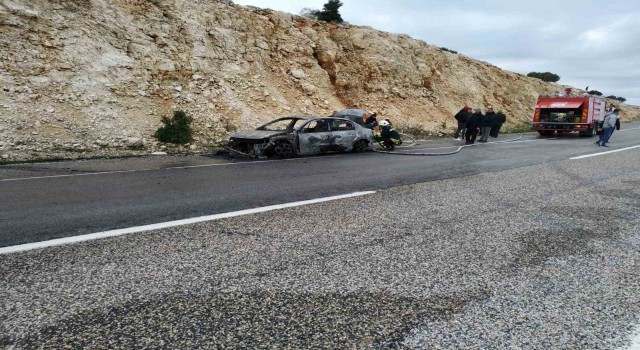 Seyir halindeki otomobil yandı, 5 kişi son anda dışarı çıktı