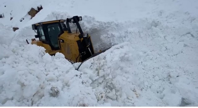 Şırnak’ta kar kalınlığı iş makinasının boyunu aştı