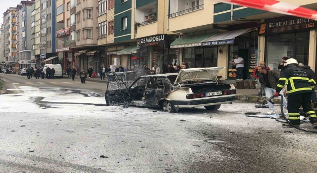 Trabzon’da araç sokak ortasında alev alev yandı