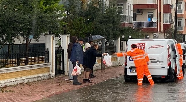 Antalya Büyükşehir Belediyesi sel mağdurlarına sıcak yemek, su ve ekmek yardımı yapıyor