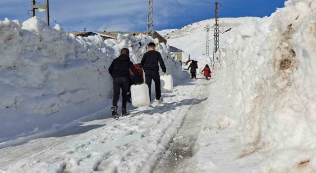 Çocuklar Türkiye’nin en yüksek köyüne kayak merkezi kurulmasını istiyor