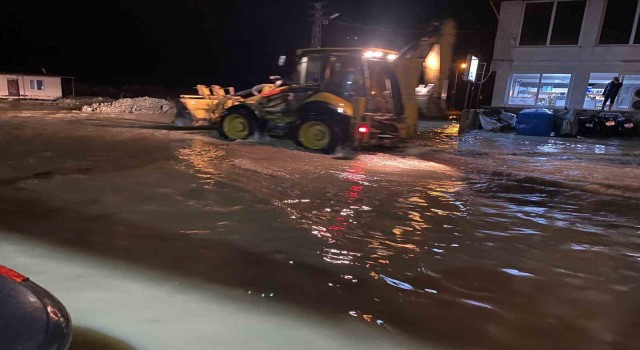 Hatay’da caddeler göle dönerken, seralar su altında kaldı