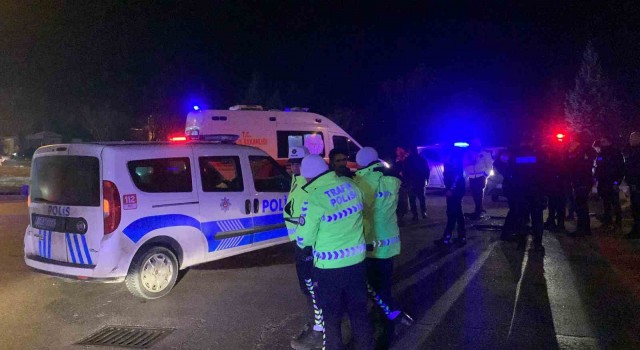 Karaman’da polis aracı ile otomobil çarpıştı: 1’i polis 4 yaralı