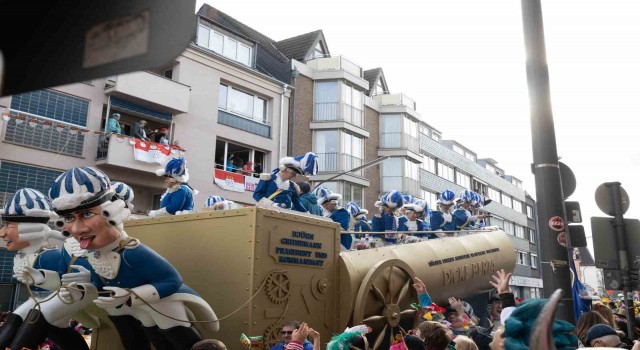 Köln’de ”5. Mevsim” karnavalı renkli görüntülere sahne oldu