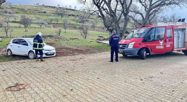 Midyat’ta çamura saplanan aracı itfaiye kurtardı