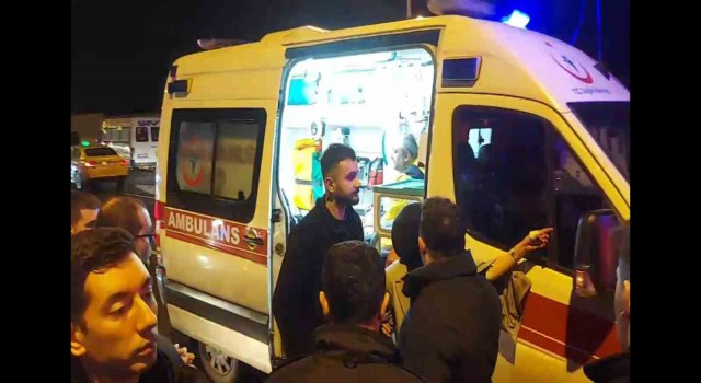 Park halindeki minibüse çarpan otomobil takla attı: 2 yaralı