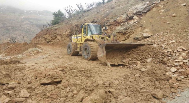 Sason’da köy yollarında genişletme çalışması başlatıldı