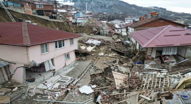 Tokat’ta yıkılan köylerini göz yaşlarıyla izlediler