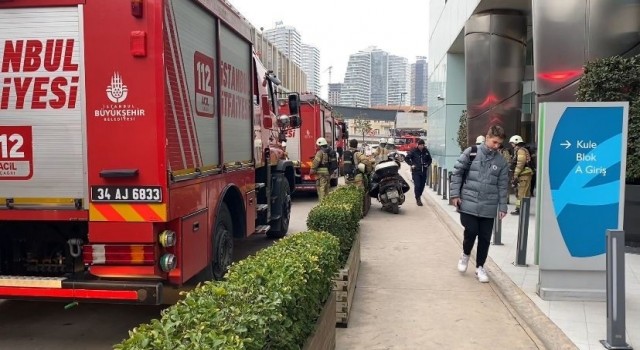 Üsküdar’da lüks sitenin otoparkında yangın çıktı