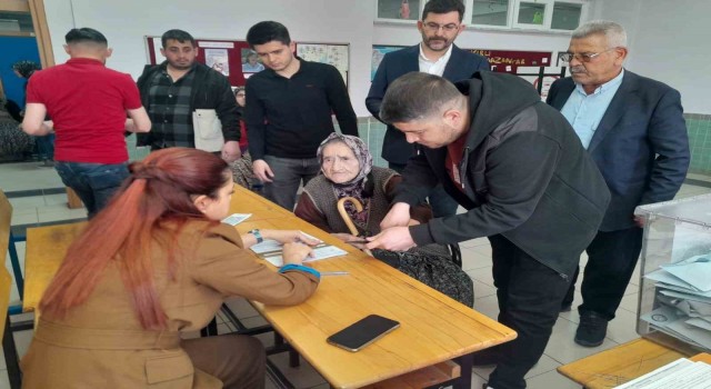 100 yaşındaki Zahide nine sandalyede sandığa gitti