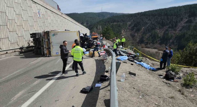 D100’de tır arızalanan aracın üzerine devrildi: 4 ölü, 2’si polis 3 yaralı