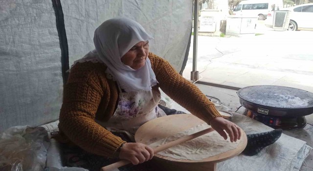 Depremzede kadın gözleme ve bazlama yaparak hayata tutundu