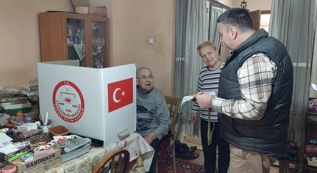 Engelli ve yaşlılar ’Seyyar sandık’la oy kullanıyor