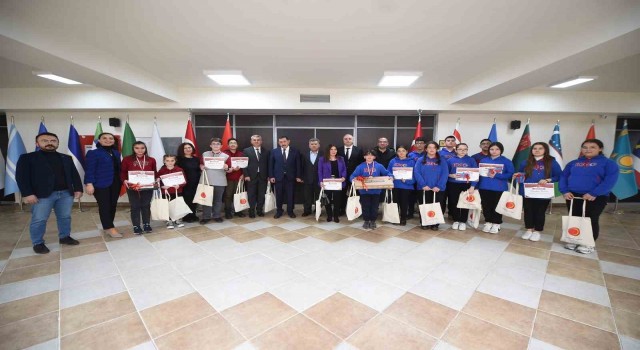 Geri dönüştürülebilir malzemelerden ürünler yapan öğrencilere ödülleri Başkan Vidinlioğlu’ndan