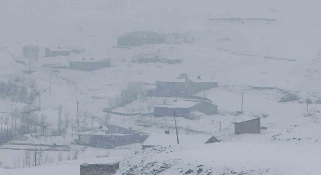 Hakkari’de 6 köy ve 14 mezra yolu ulaşıma kapandı