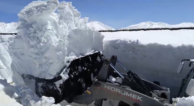 Hakkari’de 7 metreyi bulan karda çalışma