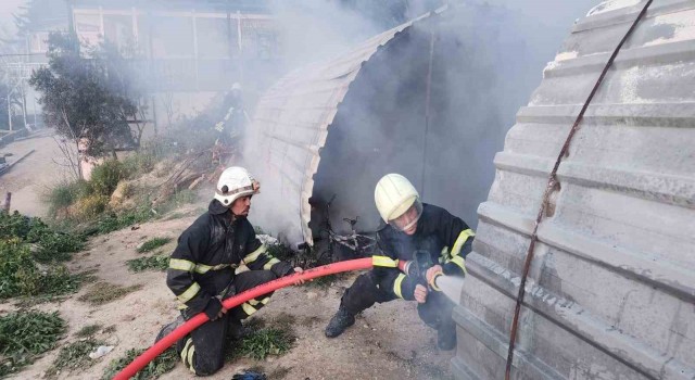 Hatay’da barakada çıkan yangın söndürüldü