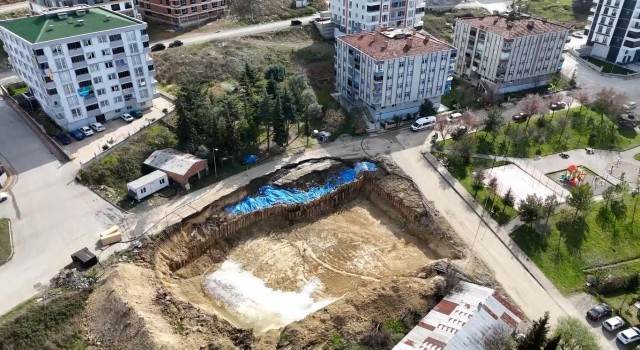 İnşaat temel kazısında oluşan yarıklar büyüdü, vatandaşlar ’acil önlem’ bekliyor