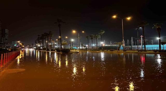 İskenderun’da şiddetli yağışla birlikte caddeler göle döndü