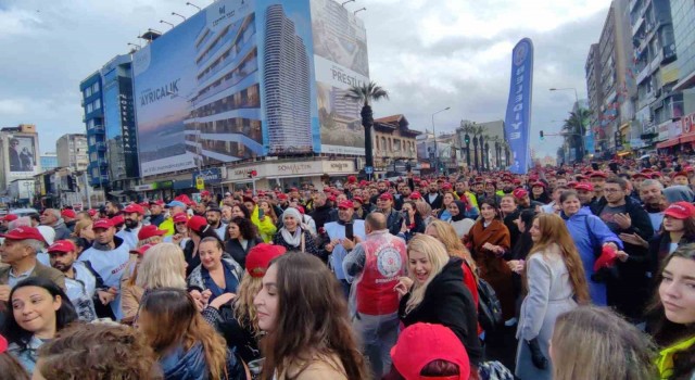 İzmir’de zam teklifini kabul etmeyen yüzlerce belediye işçisi sokağa indi