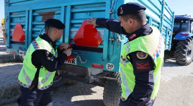 Jandarmadan sürücülere hem reflektör dağıttı hem de eğitim verdi