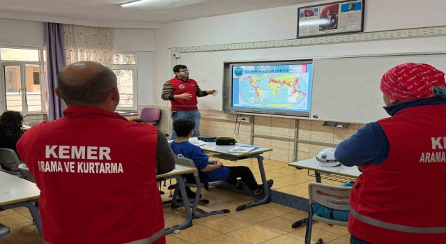 Kemer Belediyesi’nden okullarda deprem farkındalık eğitimi