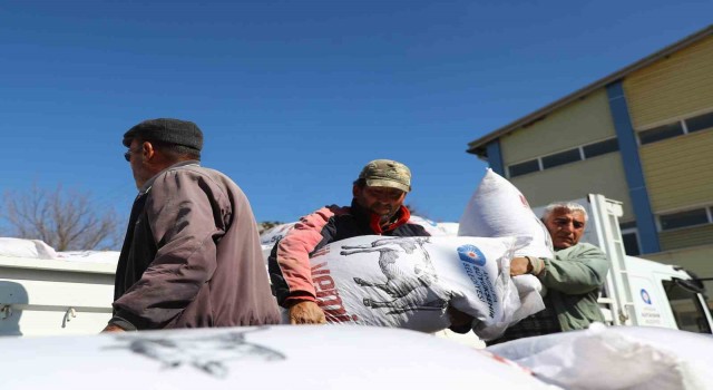 Korkutelili çiftçilere 36 ton yem desteği