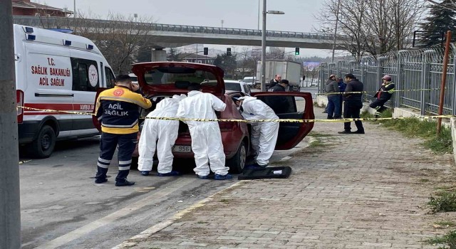 Küçükçekmece’de, bir kişi araç içinde silahla vurulmuş halde ölü bulundu