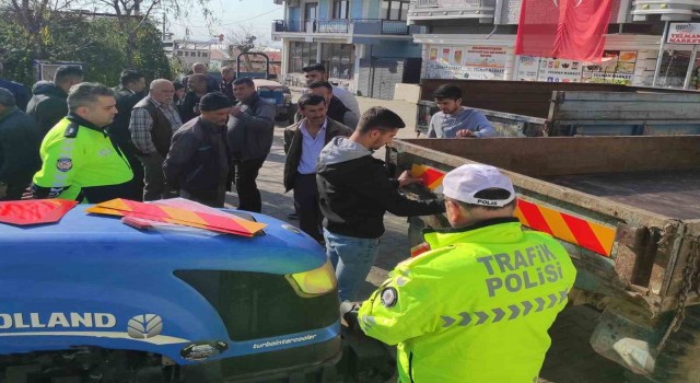 Manisa’da traktörlere reflektör ve tepe lambası takıldı