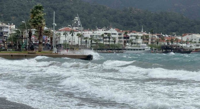 Marmaris’te önce fırtına, sonra sağanak yağış etkili oldu