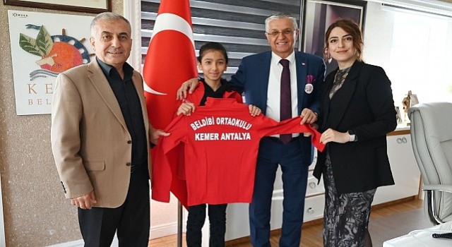 Masa tenisi sporcularından Başkan Topaloğlu’na ziyaret