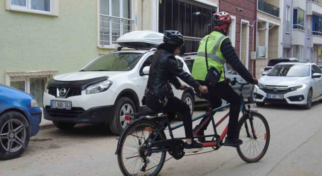 Özel gereksinimli kadın çalışan, iş yerine tandem bisikletle götürüldü