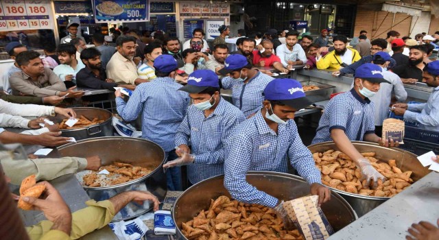 Pakistan’da ilk iftar yapıldı