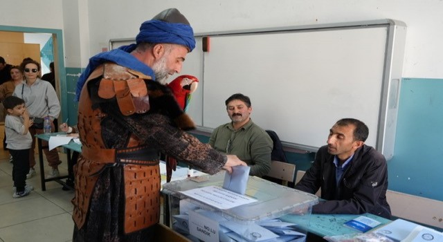 Papağanıyla oy kullanmaya gelen vatandaş ilgi odağı oldu