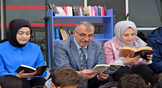 Rektör Gavgalı, öğrencilerle birlikte kitap okudu