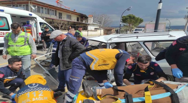 Selendi’de kepçe ile otomobil çarpıştı: 2 yaralı