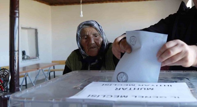 Türkiye’nin en yaşlı seçmeni 117 yaşındaki Arzu nine oyunu kullandı