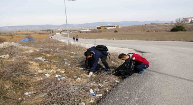 Yol kenarındaki atıklardan rahatsız olan iki öğrenci kolları sıvadı, 160 kilogram çöp topladı