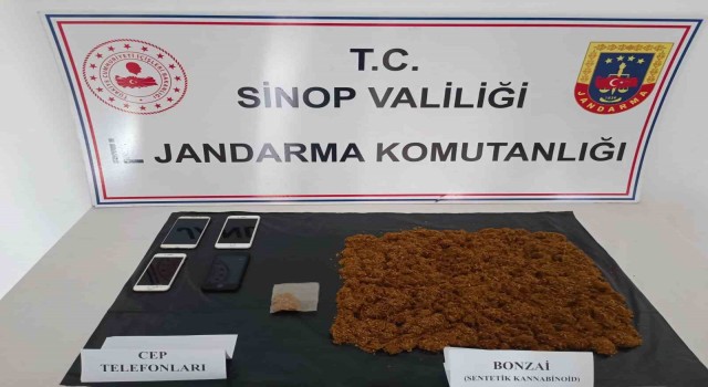 Yol kontrolünde durdurulan şahıslardan uyuşturucu çıktı