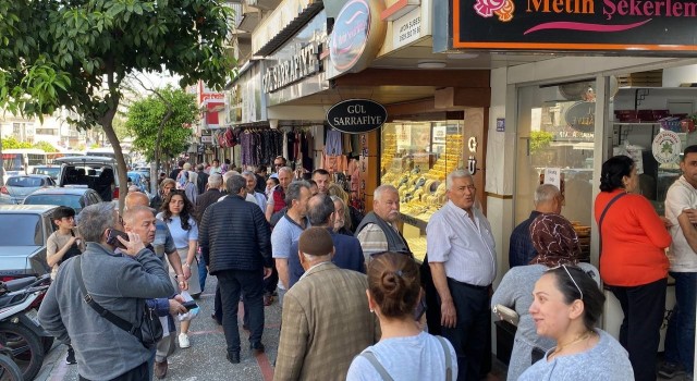 Aydın’da bayram manzarası değişmedi, tatlıcılarda kuyruk oluştu