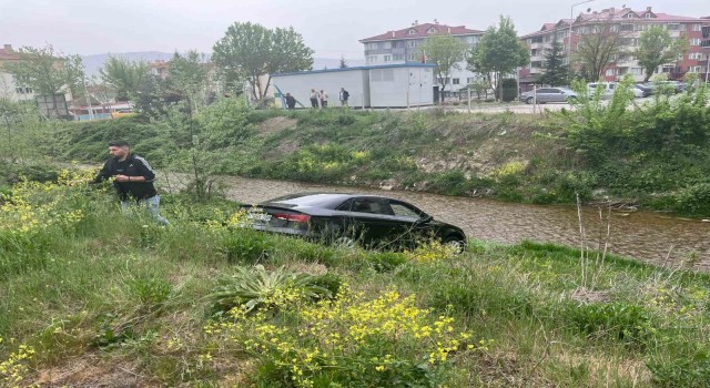 Yolunu kaybeden vatandaş gece su kanalına uçtu, sabah otomobilini kurtarmaya geldi