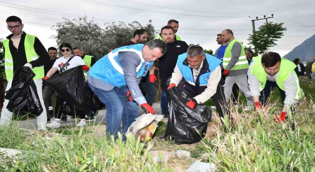 Belediye başkanı ve işçiler 3,5 saat çöp temizledi