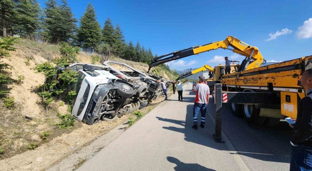 Burdur’da otomobil taşıyan çekici şarampole devrildi: 1 yaralı