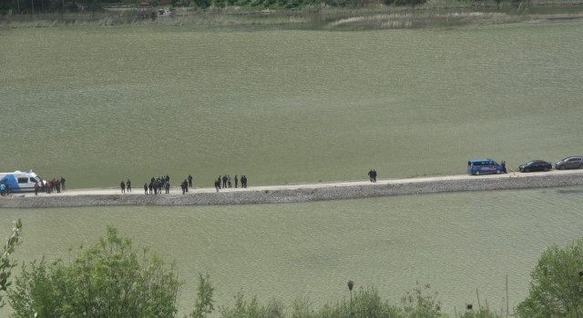 Çakıl ocağında baraja devrilen kamyonun sürücüsü hayatını kaybetti