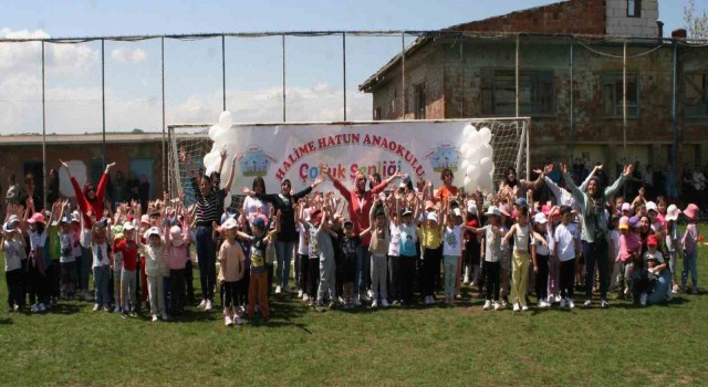 Çocuk şenliğinde doyasıya eğlendiler