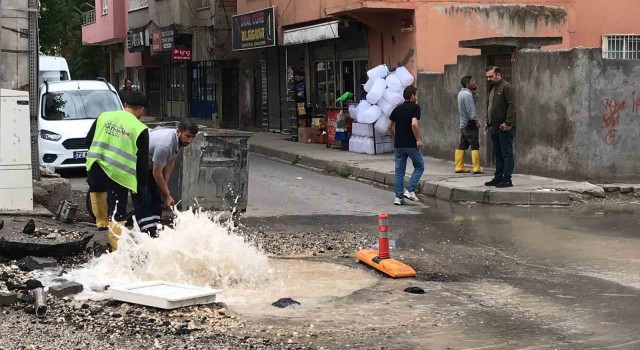 Drenaj açmak isterken su borusunu patlattılar