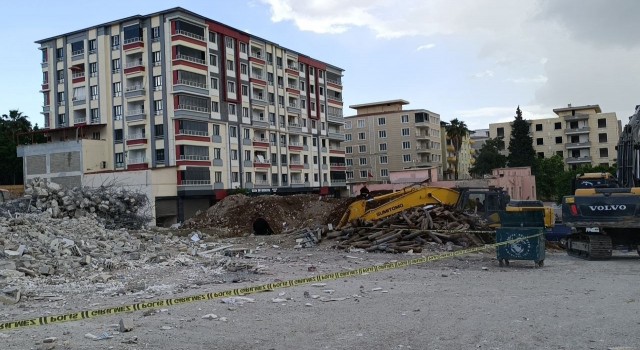 Gaziantep’te depremde ağır hasar alan bina yıkım sırasında çöktü